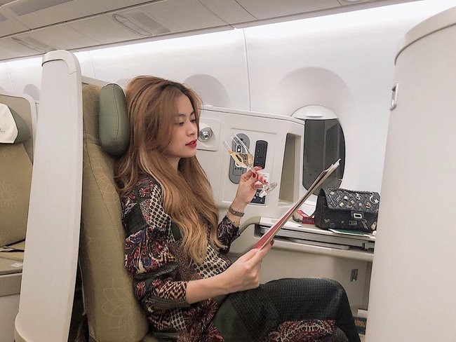 Ở tuổi 32, dù không chia sẻ quá nhiều về tài sản nhưng Hoàng Thùy Linh vẫn khiến khán giả không khỏi trầm trồ và dành cho cô danh xưng "đại gia ngầm của showbiz Việt". Hiện tại, Hoàng Thùy Linh đang sở hữu khối gia tài kếch xù sau nhiều năm hoạt động nghệ thuật bao gồm biệt thự tiền tỳ, xế hộp hạng sang và nhiều món hàng hiệu đắt tiền. Được biết, nhà mới của Hoàng Thùy Linh rộng đến độ đi mỏi chân và bạn bè cô đùa là rộng như trung tâm thương mại.