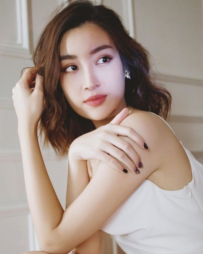 Mỹ Linh thường xuyên đăng tải hình ảnh về những chuyến du lịch xa hoa trên trang Facebook cá nhân khiến nhiều người ao ước. Bên cạnh đó, Hoa hậu Nhân ái Thế giới 2017 còn được ngợi ca có trái tim ấm áp khi rao bán đồng hồ có giá nửa tỷ đồng để làm từ thiện. Có thể nói rằng khối tài sản Đỗ Mỹ Linh tích góp được sau 4 năm hoạt động trong ngành giải trí cũng “không phải dạng vừa”.