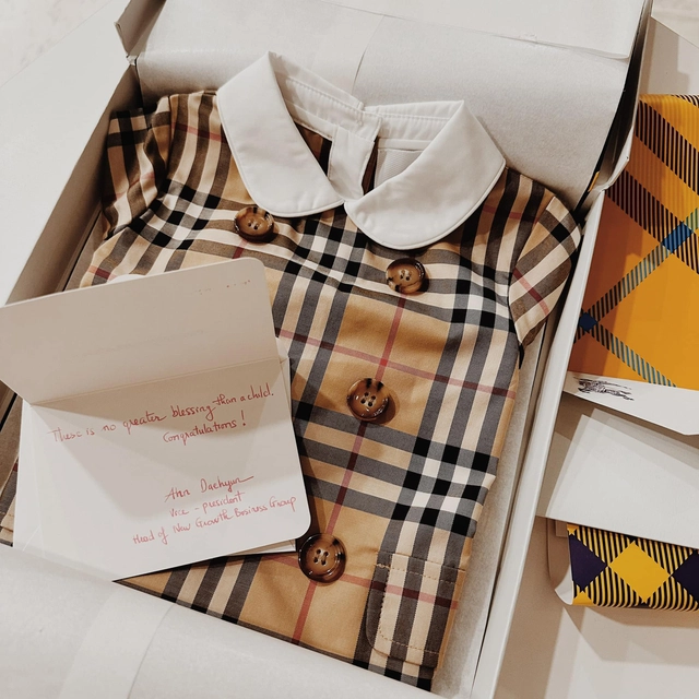 Tuy còn nhỏ, em bé nhà Linh Rin đã sở hữu những bộ quần áo thuộc các thương hiệu xa xỉ.