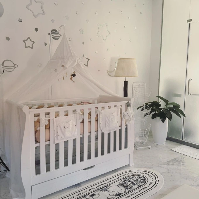 Mặc dù Linh Rin vẫn giấu gương mặt của em bé, chỉ chụp sau lưng nhưng qua vài góc nghiêng cũng có thể thấy con gái của Linh Rin và Phillip Nguyễn sở hữu chiếc má bánh bao xinh xắn, đáng yêu.