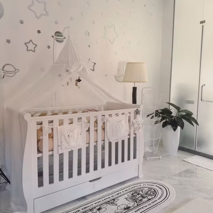 Mặc dù Linh Rin vẫn giấu gương mặt của em bé, chỉ chụp sau lưng nhưng qua vài góc nghiêng cũng có thể thấy con gái của Linh Rin và Phillip Nguyễn sở hữu chiếc má bánh bao xinh xắn, đáng yêu.