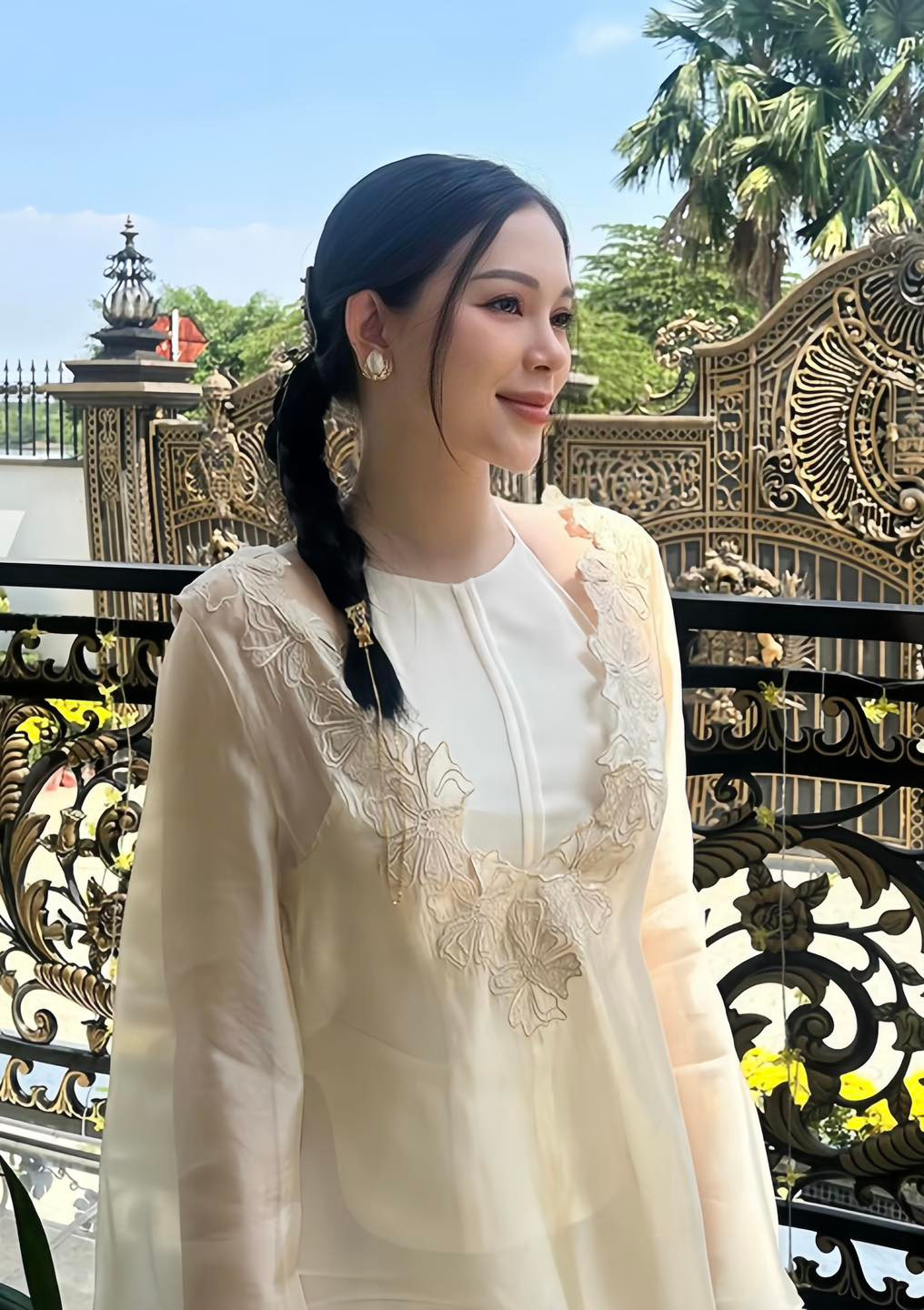 Nhiều người cho rằng cô nàng đã gia nhập hội nghiện con. Trên trang cá nhân của mình, Linh Rin thể hiện tình yêu với con: “Em nhìn kia kìa.. bầu trời bao la - còn tôi sẽ viết cho em thật nhiều bản tình ca em nha! Vì em đã có được tất cả tình iu của tui em à”.