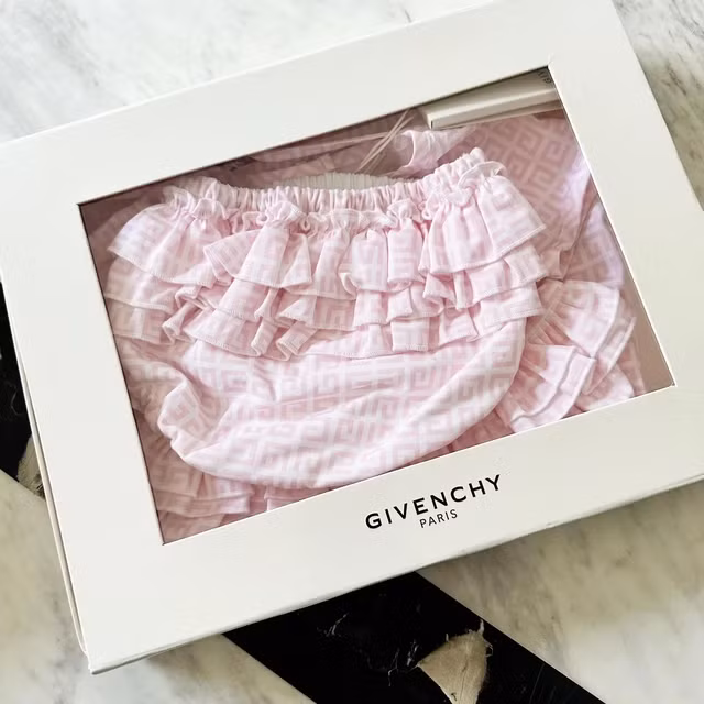 Nhiều người đã bày tỏ cảm xúc: "Đúng là sinh ra ở vạch đích", "ái nữ ngậm thìa vàng là đây nha".