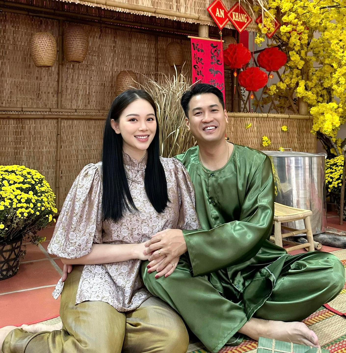 Ngay sau đó, Phillip Nguyễn cũng đăng lên trang cá nhân bức ảnh vợ và con gái, cùng với dòng trạng thái: "Cuộc hôn nhân tuyệt nhất không phải là hai con người hoàn hảo đến với nhau. Đó là khi hai kẻ còn nhiều khiếm khuyết học được cách yêu thương sự khác biệt của nhau".