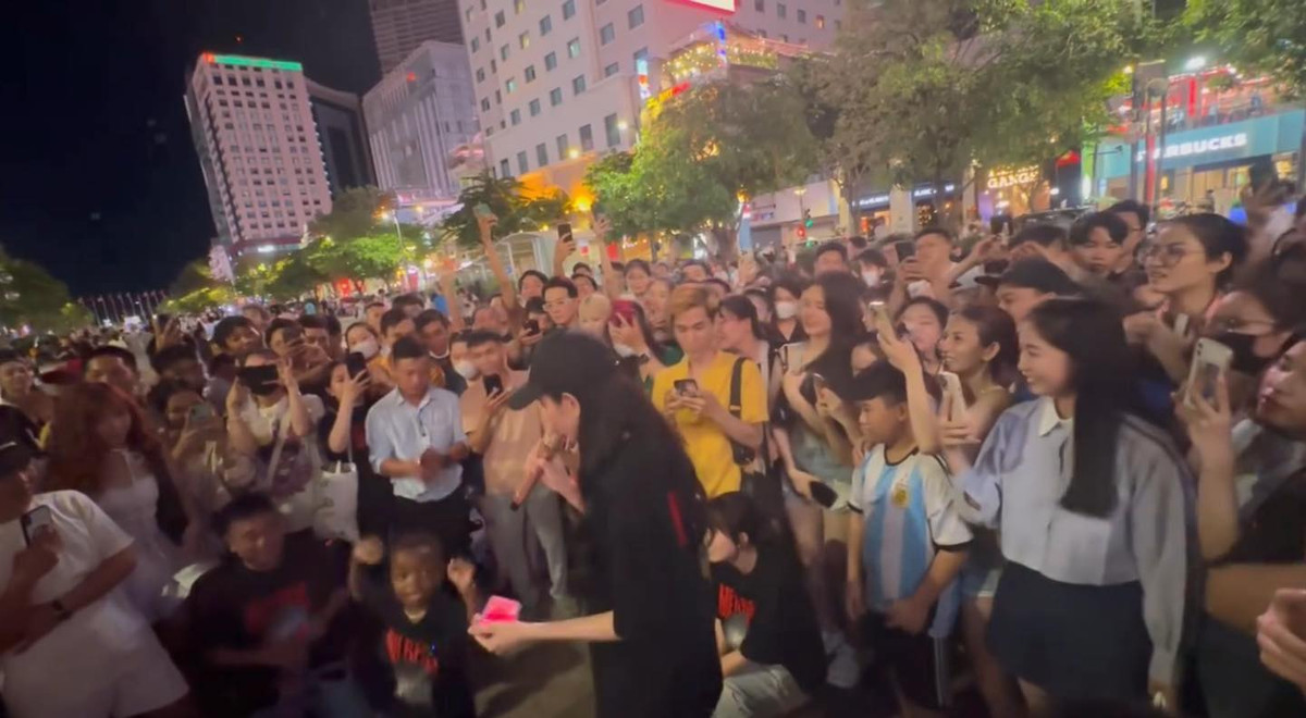 Hình ảnh Lôi con và Thùy Tiên ở trung tâm đám đông, mọi người xung quanh không ngừng hò reo, cổ vũ.