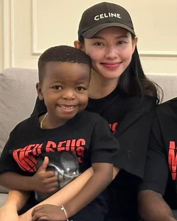 oa hậu Thuỳ Tiên từng nhận xét về Lôi con: "Cậu bé quá đỗi dễ thương, thông minh và lém lỉnh". Cô còn hứa rằng khi Lôi Con về Việt Nam, cô sẽ đưa cậu bé đi shopping mua quần áo bởi cậu không có nhiều đồ để thay đổi, như trong đợt gặp Thuỳ Tiên năm 2022, Lôi con mặc suốt chiếc áo thun màu xanh, không có đồ mới.