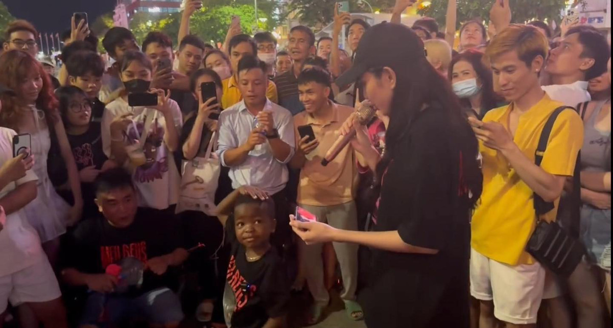 Ban đầu khi Thùy Tiên hát, Lôi con khá ngại ngùng. Tuy nhiên được sự hò reo cổ vũ của đông đảo khán giả tại phố đi bộ, cậu chàng nhanh chóng bắt beat và “quẩy” cực sung.