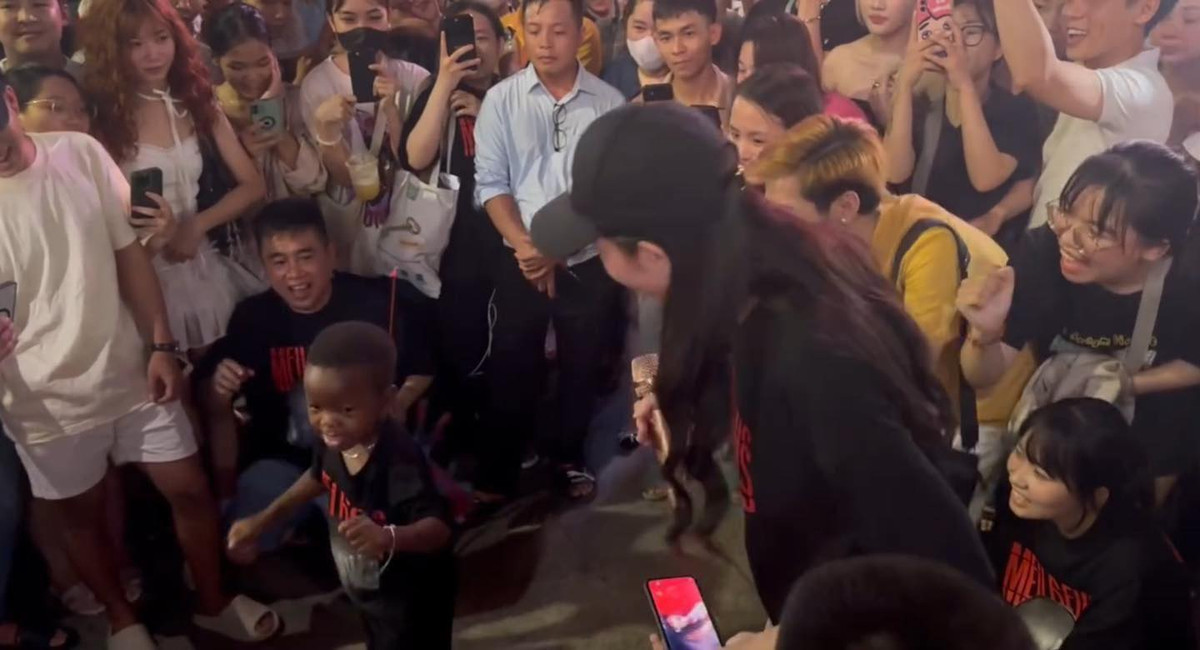 Cậu bé nhanh chóng thân thiết và được nàng hậu dẫn ra phố đi bộ Nguyễn Huệ chơi.