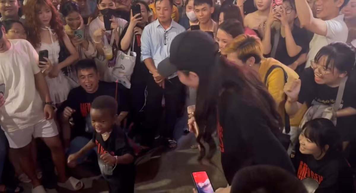 Cậu bé nhanh chóng thân thiết và được nàng hậu dẫn ra phố đi bộ Nguyễn Huệ chơi.