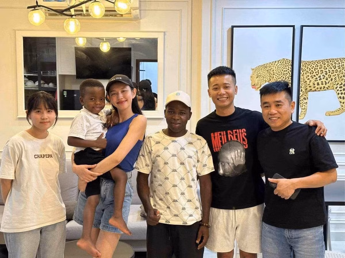 Lôi con trong chuyến đi về Việt Nam lần này tỏ ra không hề e dè, ngại ngùng mà nhanh chóng hòa nhập với cuộc sống cũng như những người hàng ngày được gặp gỡ.