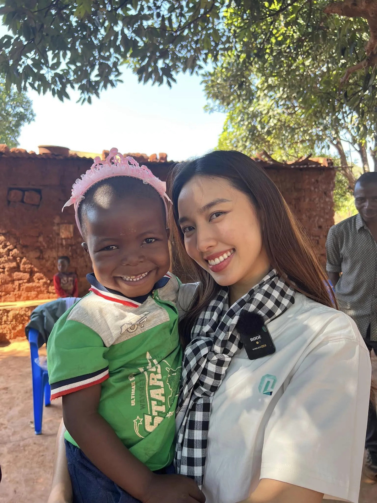 Trong năm 2022, Hoa hậu Thùy Tiên đã lặn lội sang Angola đào giếng nước sạch giúp đỡ người dân, kết hợp với team Quang Linh Vlogs làm từ thiện. Và cô đã gặp Lôi con lần đầu tiên trên chính quê nhà cậu bé.