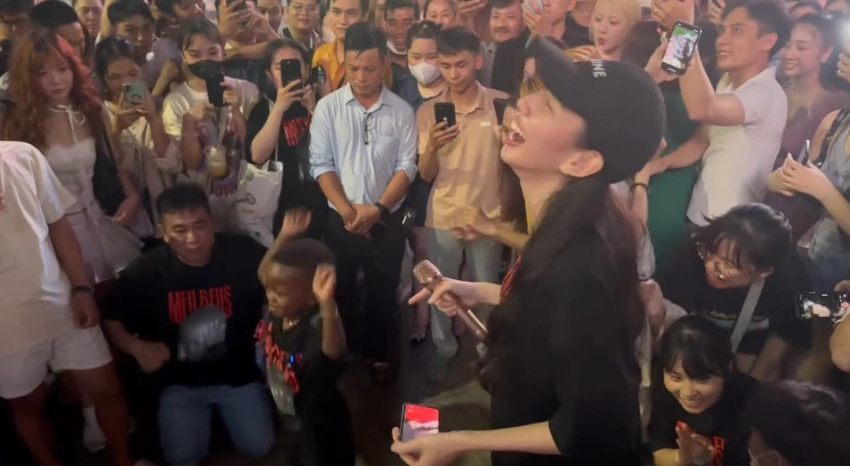 Vì ở cùng với team Quang Linh, vậy nên Lôi con có thể nói tiếng Việt cực sõi, cậu bé thậm chí còn biết hát những bài hát tiếng Việt.