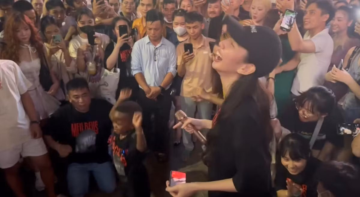 Vì ở cùng với team Quang Linh, vậy nên Lôi con có thể nói tiếng Việt cực sõi, cậu bé thậm chí còn biết hát những bài hát tiếng Việt.