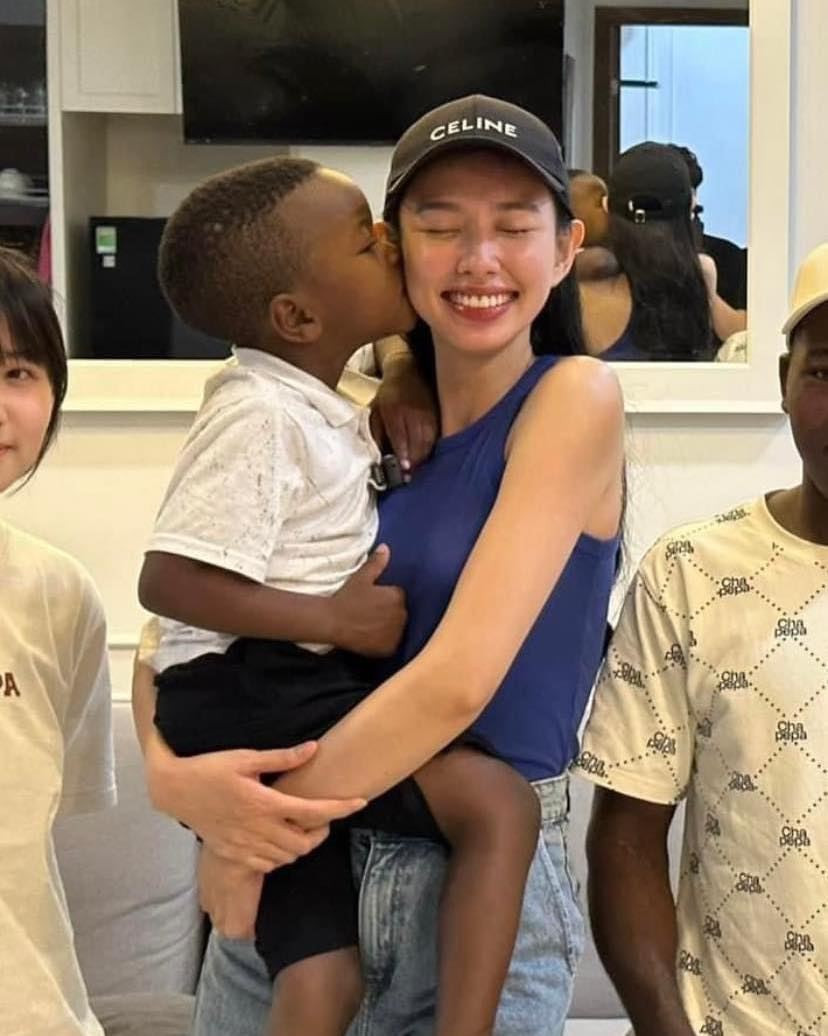 Clip hoa hậu Thùy Tiên thơm má Lôi con nhưng bị cậu bé từ chối, tỏ vẻ không thích từng khiến netizen cười bò. Thế nhưng lần này về Việt Nam, Lôi con đã "sửa chữa sai lầm" ngày xưa, chủ động thơm má cô Tiên.