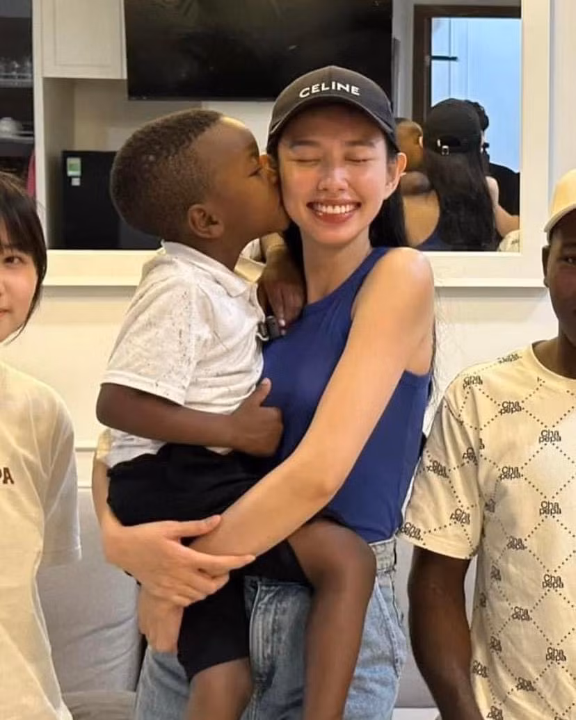 Clip hoa hậu Thùy Tiên thơm má Lôi con nhưng bị cậu bé từ chối, tỏ vẻ không thích từng khiến netizen cười bò. Thế nhưng lần này về Việt Nam, Lôi con đã "sửa chữa sai lầm" ngày xưa, chủ động thơm má cô Tiên.