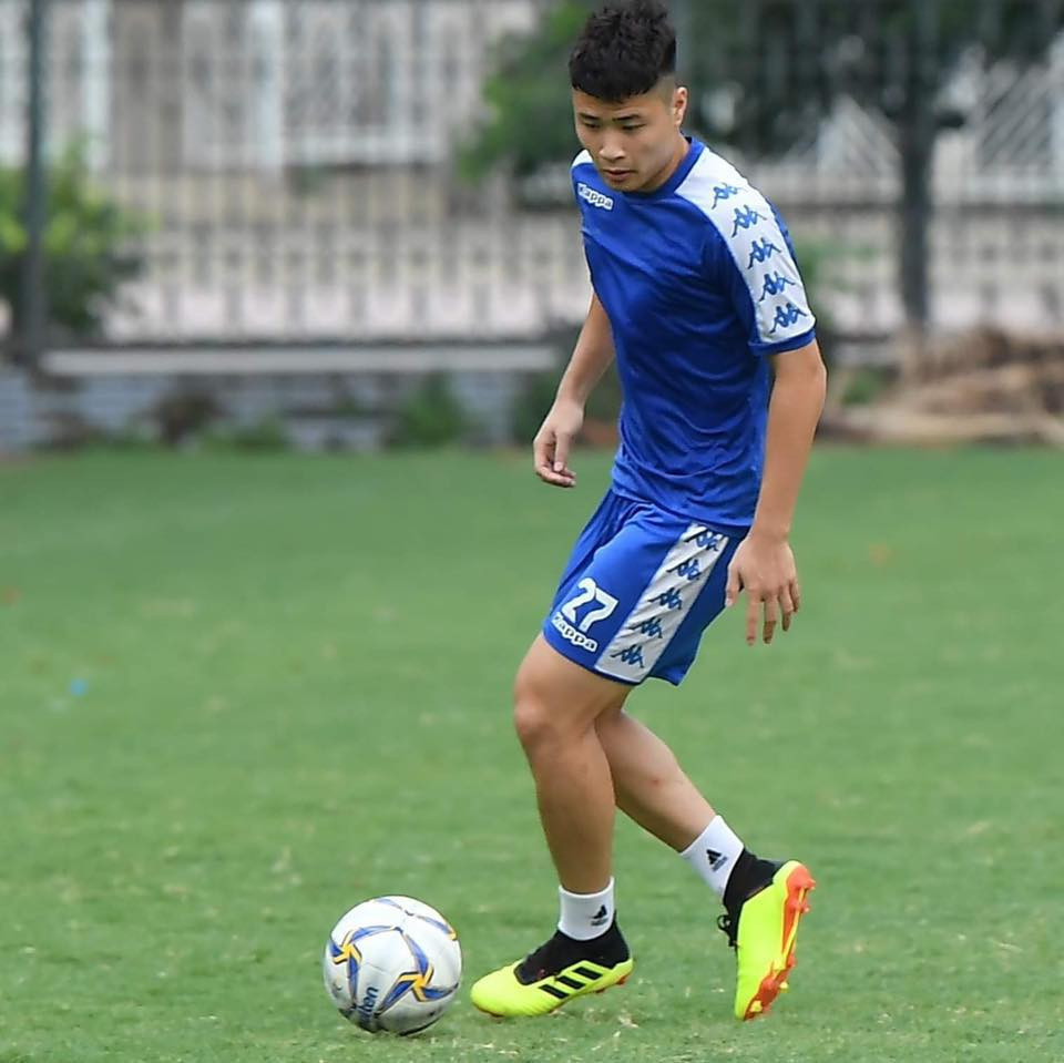 Đặng Văn Tới (quê Thái Bình) là cái tên không phải quá xa lạ đối với người hâm mộ bóng đá Việt Nam, việc anh có tên trong danh sách tập trung U23 Việt Nam lần này không phải là điều quá bất ngờ. Hiện tại, anh đang chơi ở vị trí hậu vệ tại Hà Nội FC.