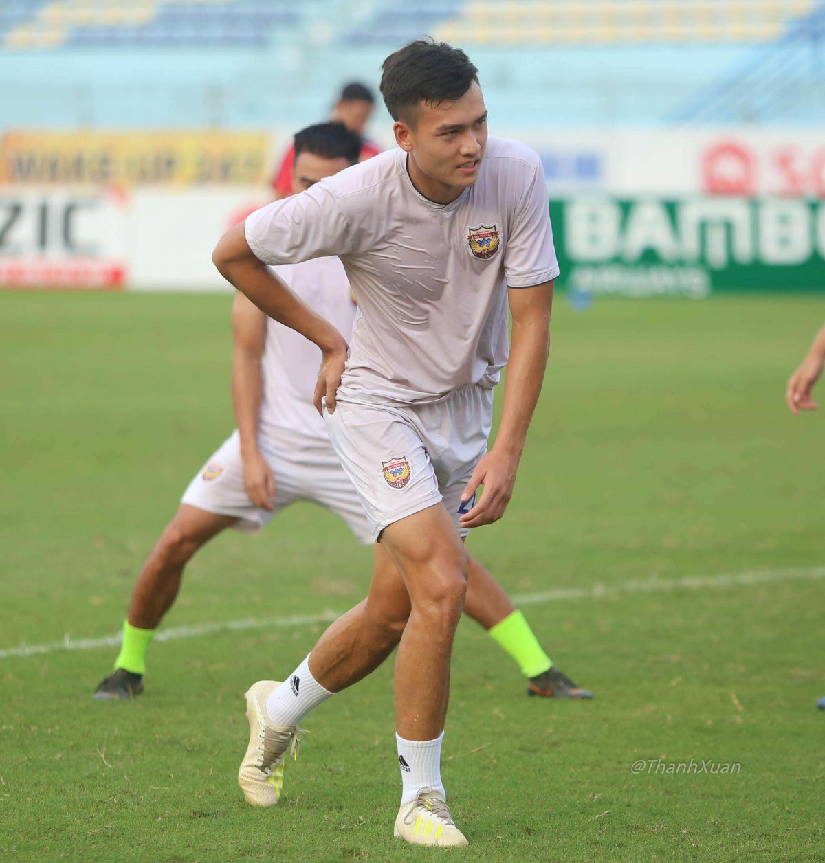 Bùi Hoàng Việt Anh là một cái tên cực sáng giá cho vị chí visual của đội tuyển U23 Việt Nam. Hiện tại cầu thủ sinh năm 1999 đang chơi cho CLB Hồng Lĩnh Hà Tĩnh (được chuyển từ CLB Hà Nội B từ đầu năm 2019) và ở mùa giải sắp tới anh sẽ về khoác áo CLB Hà Nội.