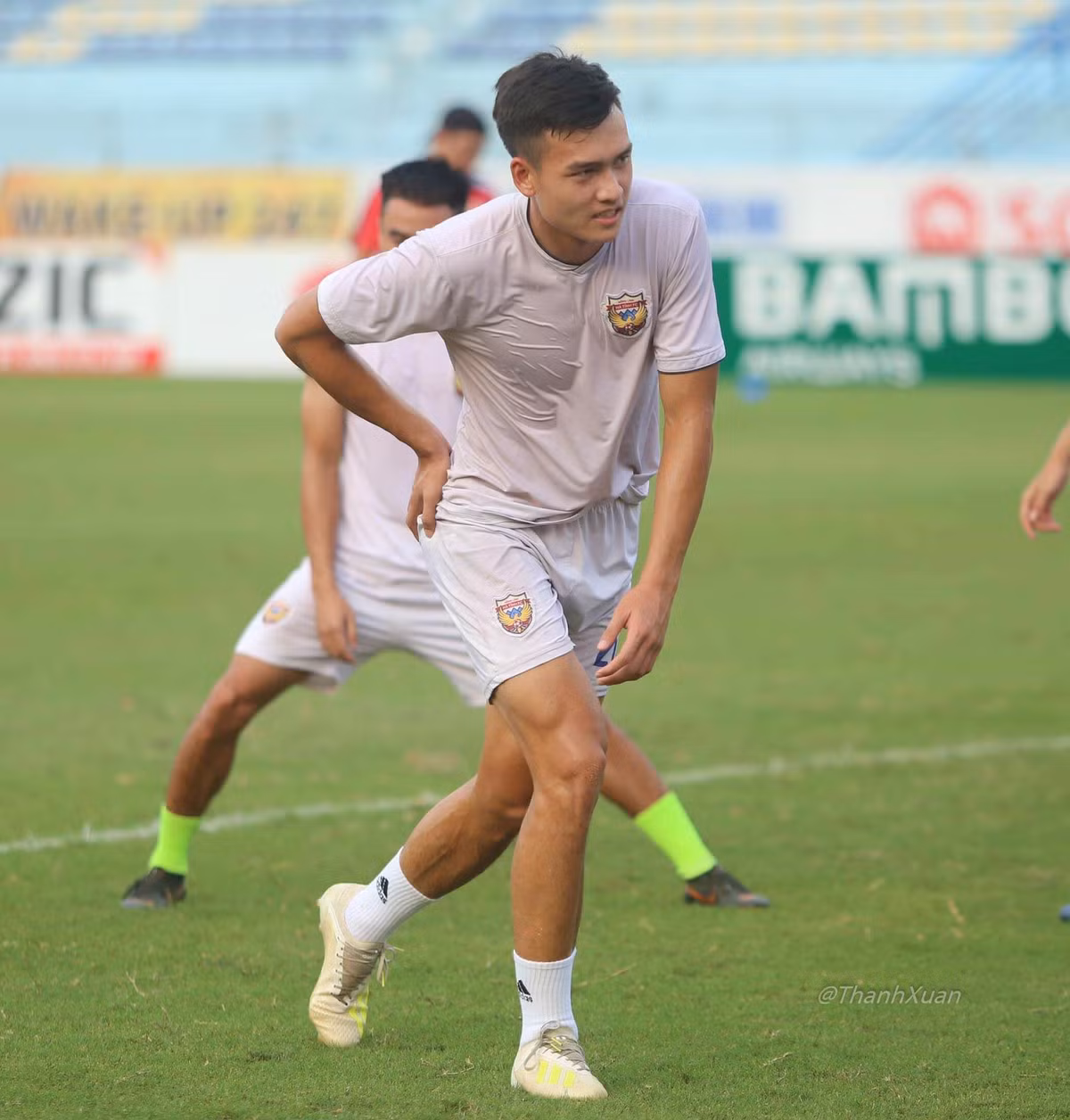 Bùi Hoàng Việt Anh là một cái tên cực sáng giá cho vị chí visual của đội tuyển U23 Việt Nam. Hiện tại cầu thủ sinh năm 1999 đang chơi cho CLB Hồng Lĩnh Hà Tĩnh (được chuyển từ CLB Hà Nội B từ đầu năm 2019) và ở mùa giải sắp tới anh sẽ về khoác áo CLB Hà Nội.