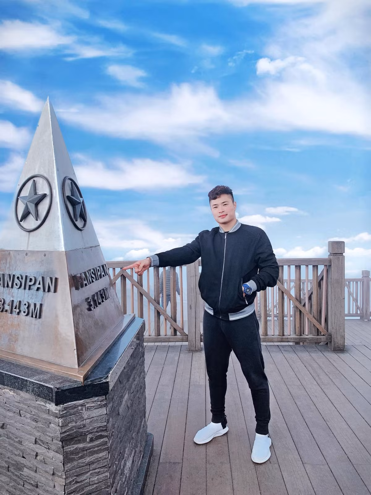 Trên trang Facebook cá nhân, Đặng Văn Tới thường xuyên chia sẻ đi du lịch và luyện tập cùng các thành viên trong đội.