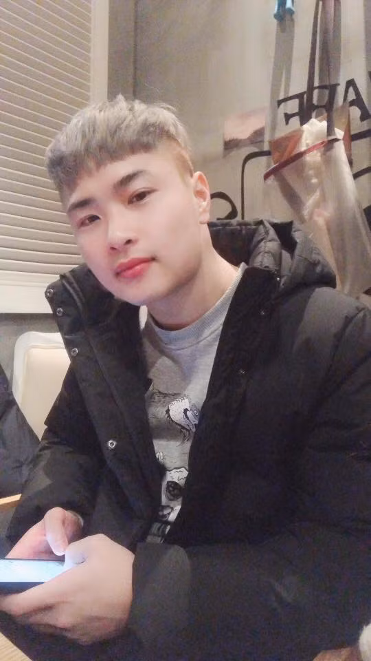 Sở hữu ngoại hình điển trai và chiều cao 1m77, Đặng Văn Tới là một trong những cầu thủ gây chú ý trong đội hình tuyển U23 Việt Nam. Trong chuyến tập huấn tại Hàn Quốc lần này, anh thường xuyên chụp ảnh cùng Đình Trọng và nhóm cầu thủ U22 trở về từ SEA Games 30.