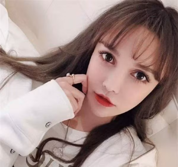 Sự thật ngày càng được hé lộ khi mẹ Hiểu Thần cũng là một người phụ nữ cực kỳ xinh đẹp và cũng là một sản phẩn của phẫu thuật thẩm mỹ. Bà bị ám ảnh về cái đẹp hoàn hảo đến nỗi dắt con gái đến viện trùng tu nhan sắc từ sớm.