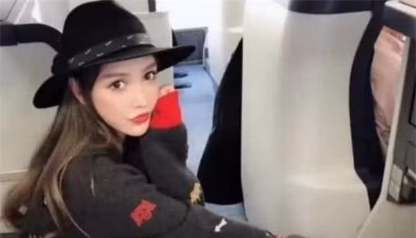 Lần đầu tiên bắt đầu phẫu thuật thẩm mỹ, Hiểu Thần mới vỏn vẹn 14 tuổi. Trong vài năm ngắn ngủi, cô nàng đã tiến hành hơn 300 cuộc phẫu thuật lớn, nhỏ để trùng tu nhan sắc của mình, Tổng chi phí giúp hot girl xinh đẹp hơn là 4 triệu nhân dân tệ (khoảng 12 tỷ đồng).