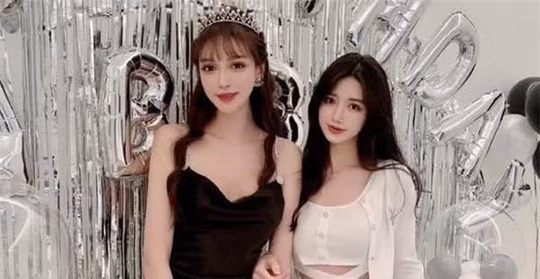 Khi biết được thông tin này, nhiều người không khỏi phẫn nộ, đặt ra dấu hỏi rằng nhan sắc có thật sự cần thiết để một cô bé chuẩn bị bước vào tuổi dậy đánh đổi lớn đến vậy hay không. Bởi việc nghiện phẫu thuật thẩm mỹ, động chạm dao kéo quá sớm có thể gây những hậu quả khôn lường về sức khoẻ.