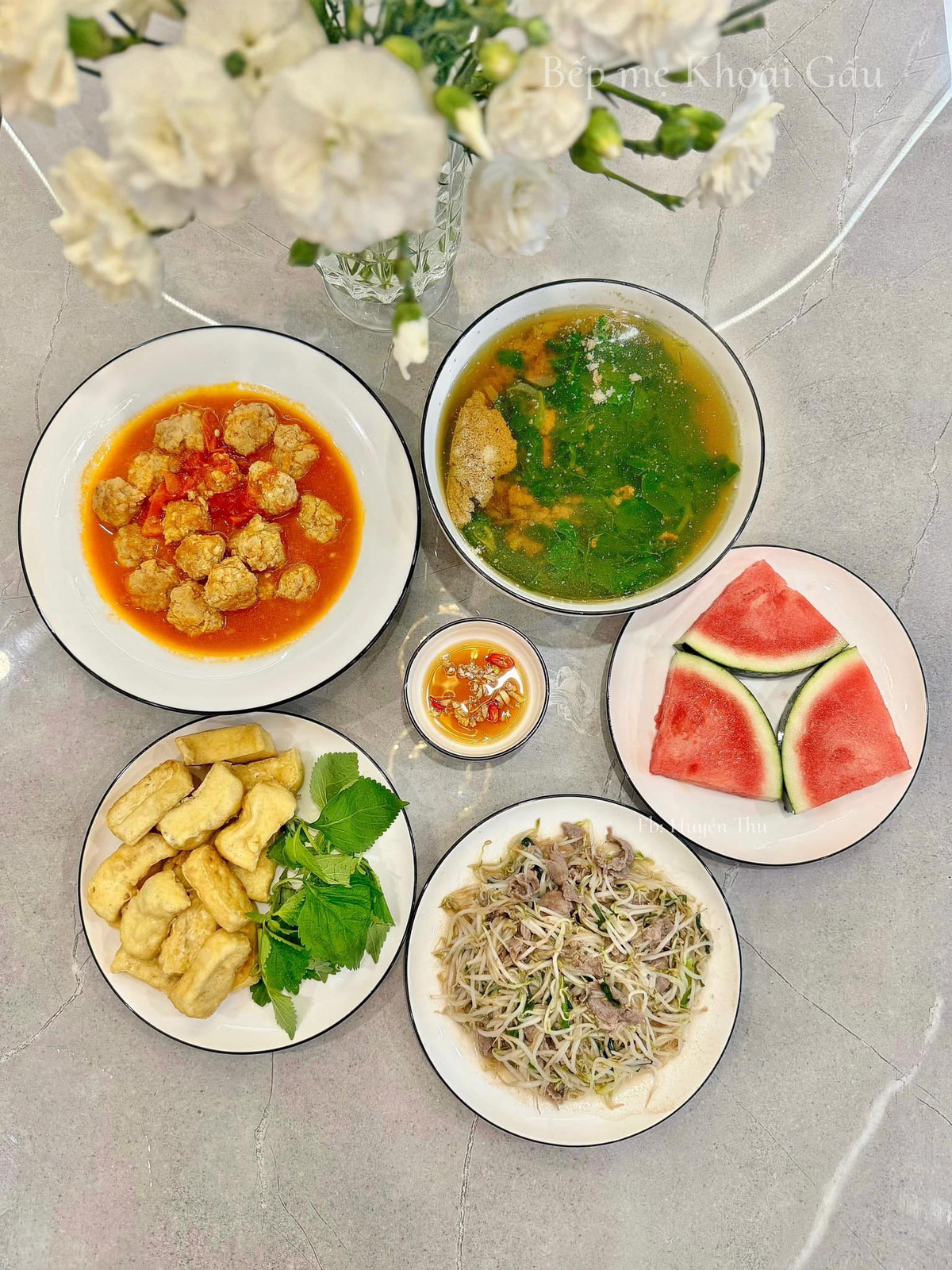 Thực đơn hôm nay gồm có: Thịt viên sốt cà chua, đậu phụ rán, thịt bò xào giá đỗ, canh cua rau mùng tơi, tráng miệng: dưa hấu.