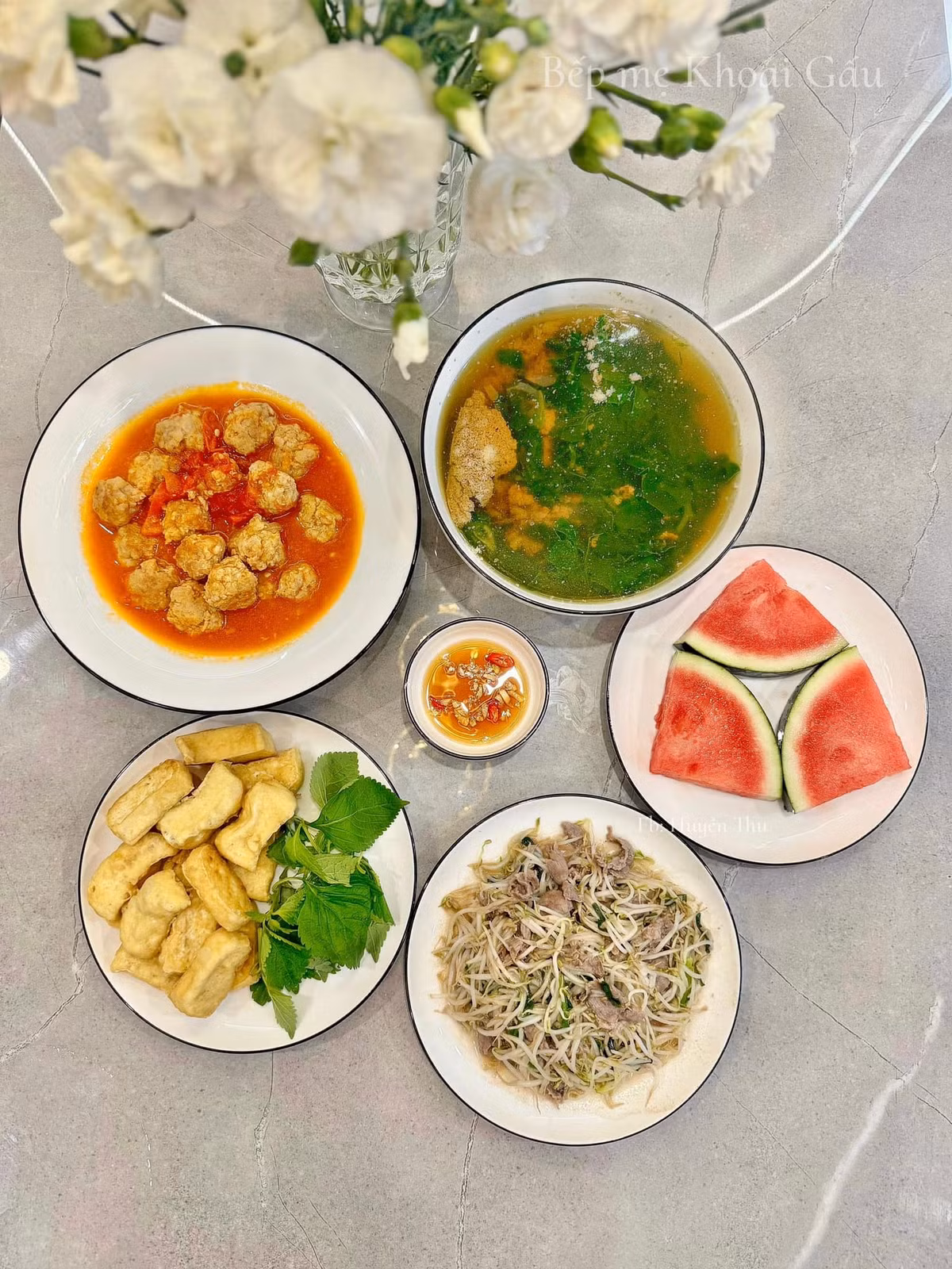 Thực đơn hôm nay gồm có: Thịt viên sốt cà chua, đậu phụ rán, thịt bò xào giá đỗ, canh cua rau mùng tơi, tráng miệng: dưa hấu.