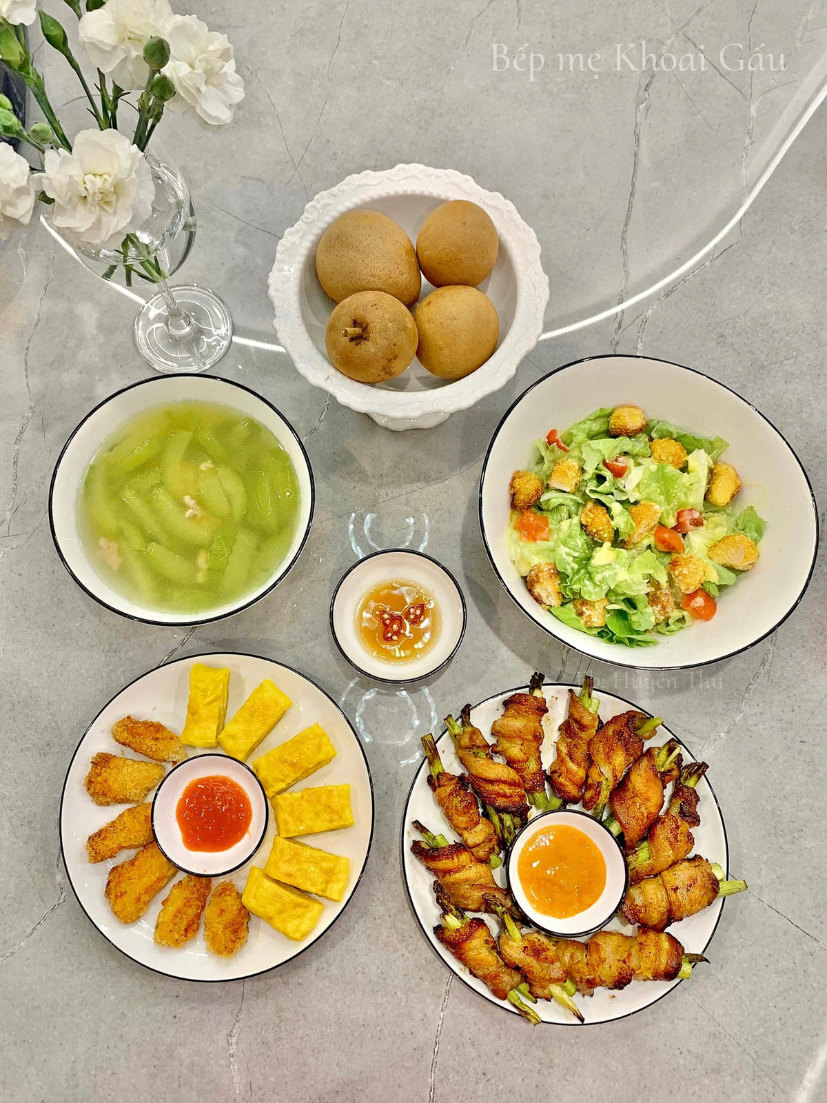 "Dưới đây là một số mâm cơm đơn giản mình nấu cho gia đình, xin phép chia sẻ cho cả nhà, biết đâu cũng là một gợi ý cho mọi người để ngày mai không phải nghỉ xem nấu món gì" - Chia sẻ từ tài khoản đăng tải những hình ảnh mâm cơm này lên nhóm.