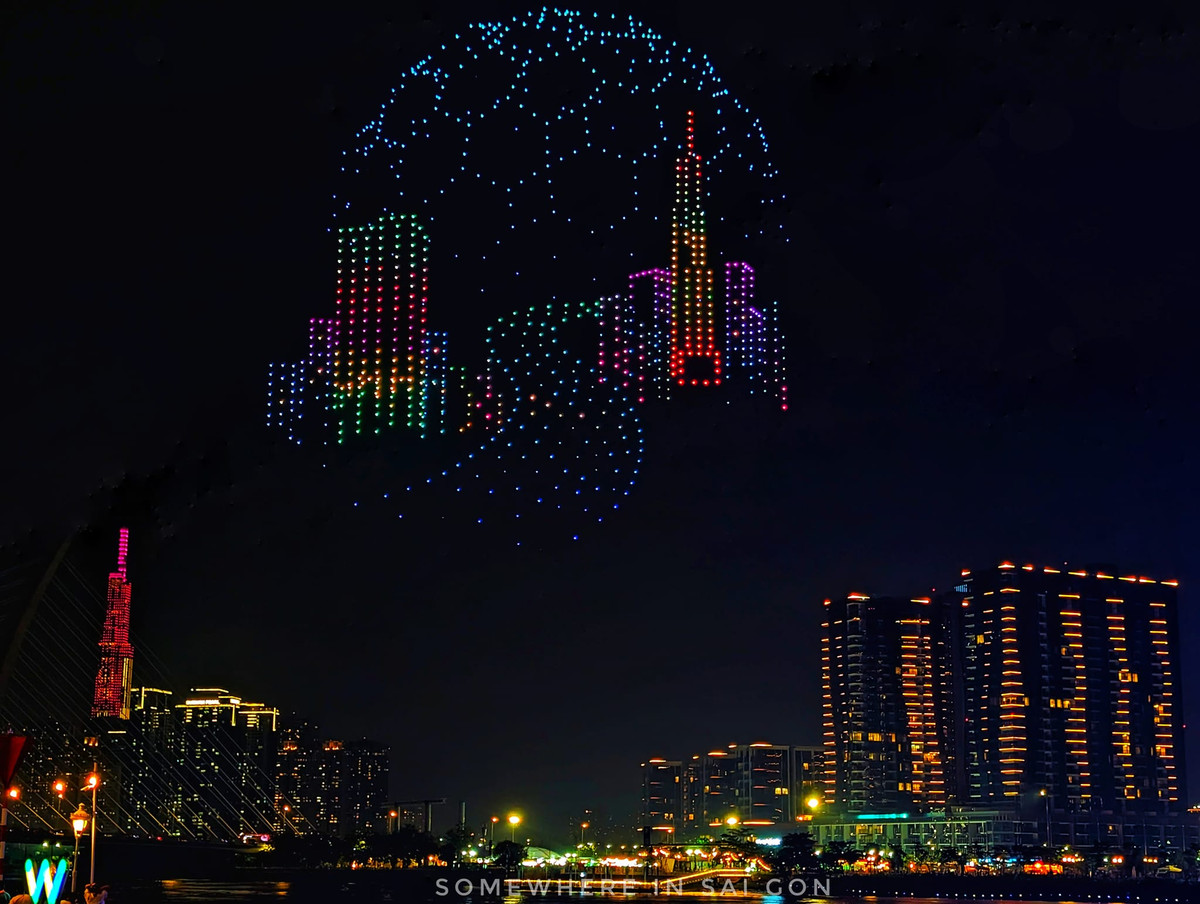 Biểu tượng đặc trưng của TPHCM là tòa nhà Landmark 81 được trình diễn phía trên bầu trời, ở dưới là hình ảnh tòa nhà khiến nhiều người không khỏi thích thú.