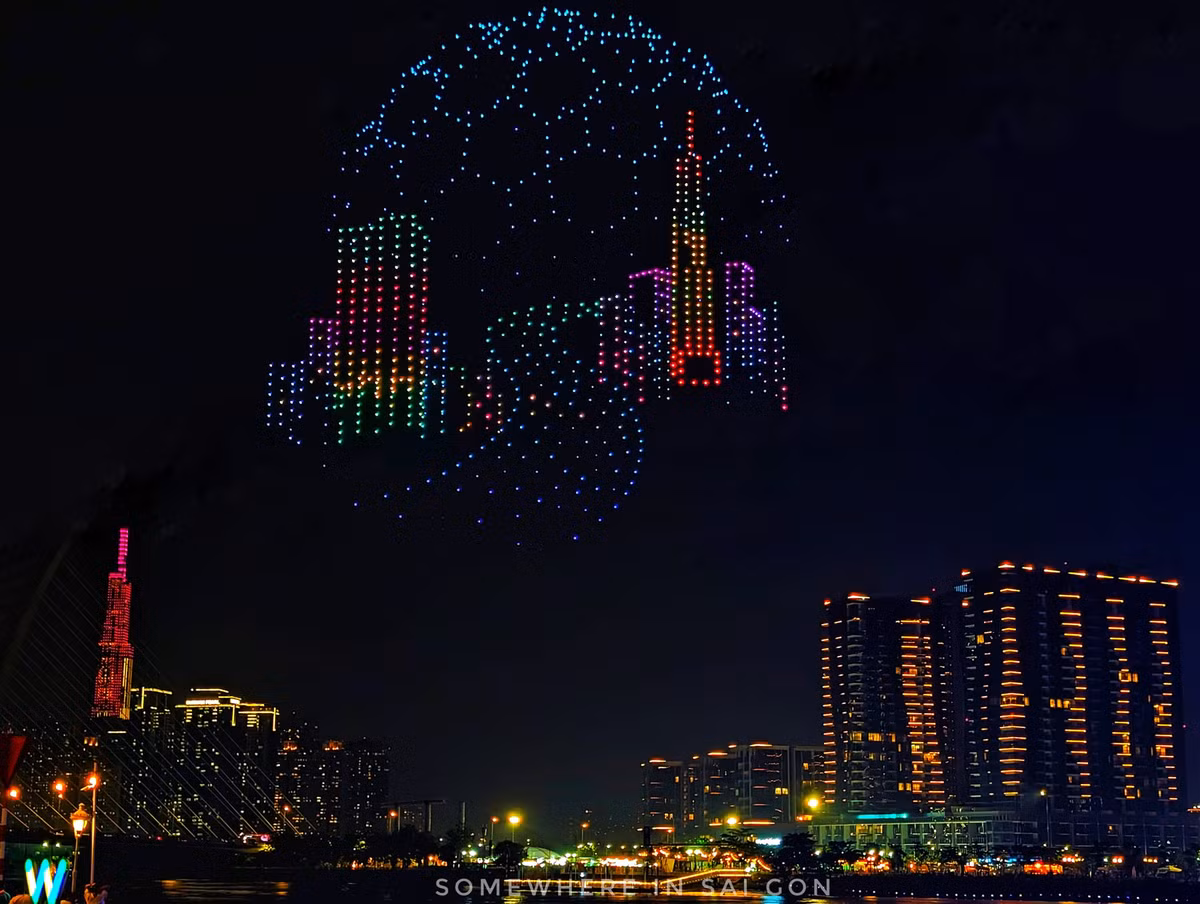 Biểu tượng đặc trưng của TPHCM là tòa nhà Landmark 81 được trình diễn phía trên bầu trời, ở dưới là hình ảnh tòa nhà khiến nhiều người không khỏi thích thú.