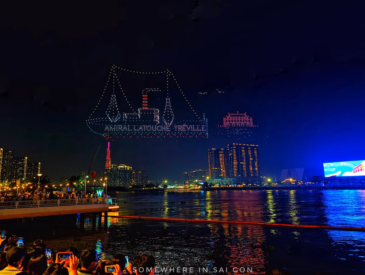 Thông điệp "We love HO CHI MINH City" được sắp xếp và thể hiện một cách đầy sáng tạo, không chỉ vậy rất nhiều hình ảnh đậm hơi thở lịch sử hào hùng của dân tộc khiến nhiều người không khỏi xúc động.