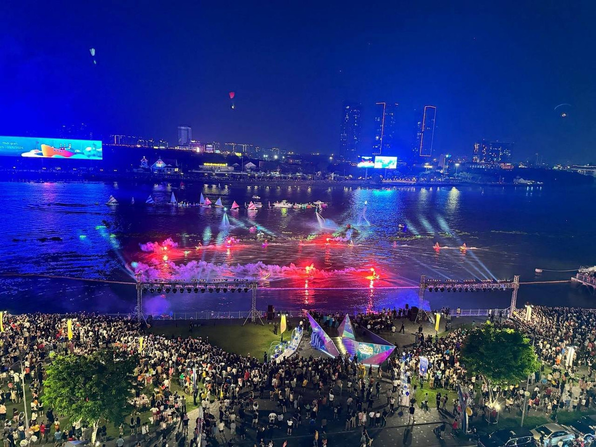 Sân khấu chính của màn trình diễn này nằm trước Đình An Khánh (TP. Thủ Đức).