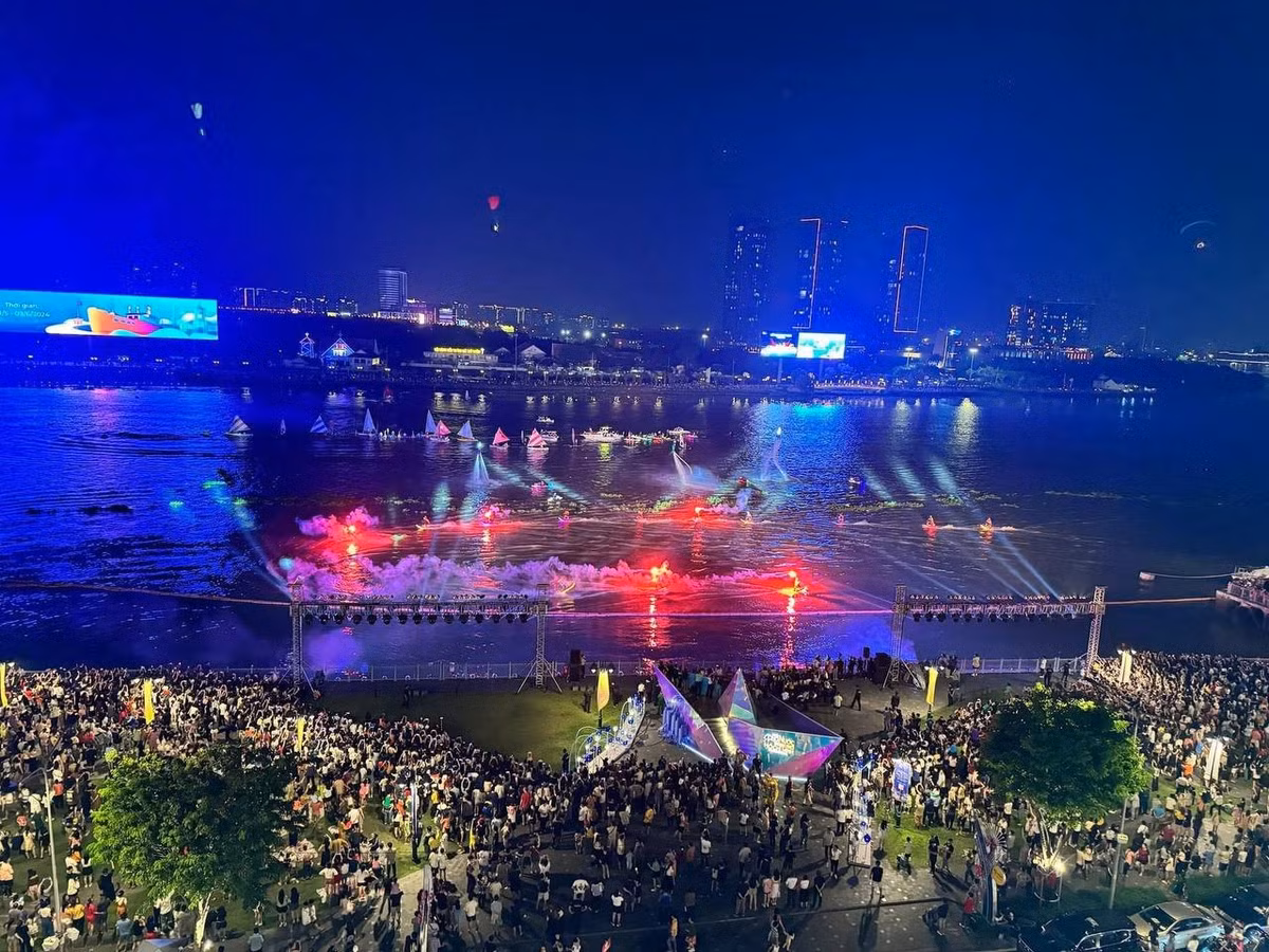 Sân khấu chính của màn trình diễn này nằm trước Đình An Khánh (TP. Thủ Đức).