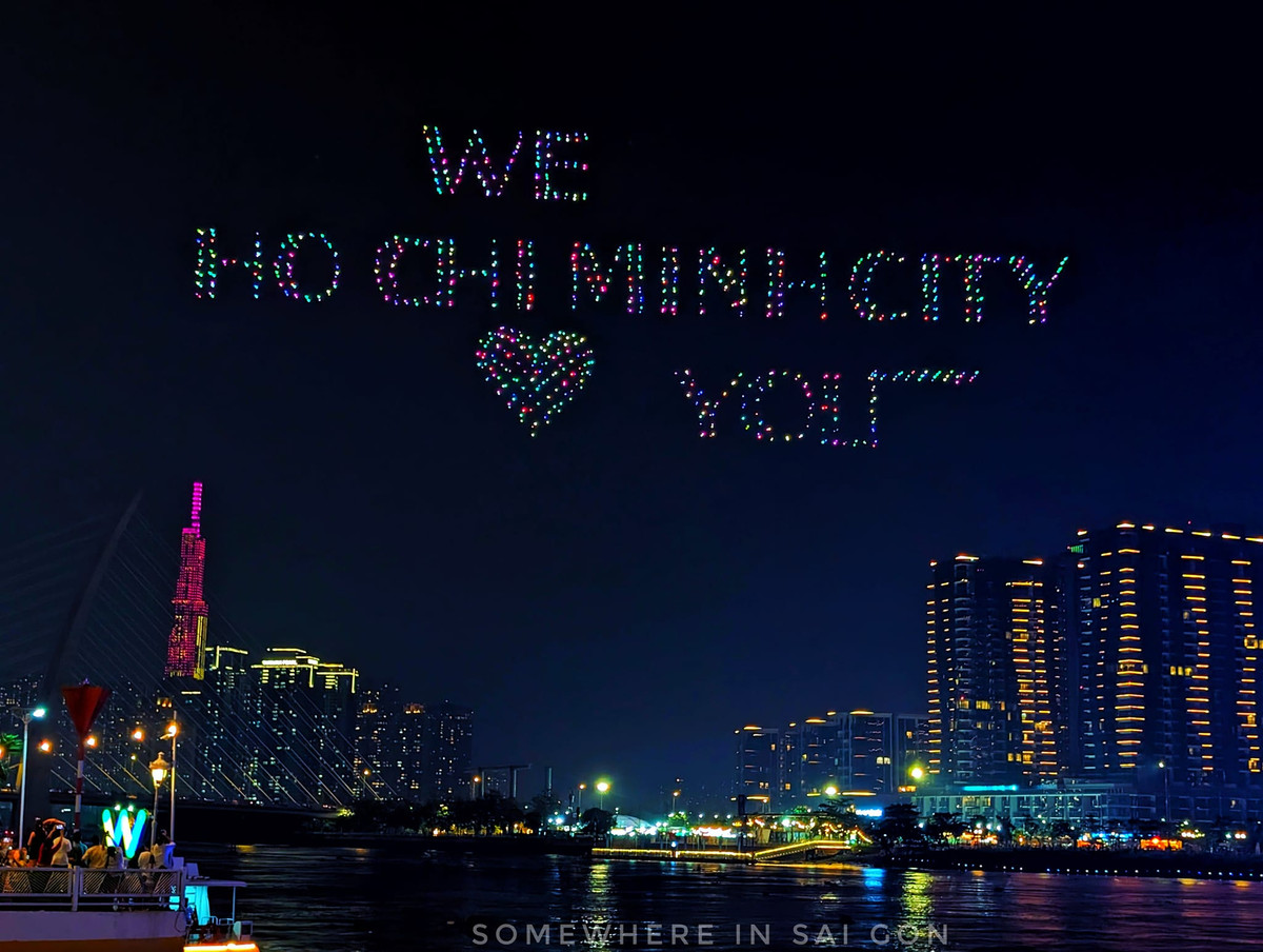 Đêm bế mạc lễ hội Sông nước 2024 đã chiêu đãi khán giả bằng màn trình diễn ánh sáng với sự xuất hiện của 1.100 chiếc máy bay không người lái rực sáng trên sông Sài Gòn.