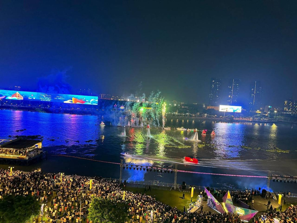 Ngay từ sớm các địa điểm xung quanh khu vực trung tâm Bến Bạch Đằng, phố đi bộ và khu vực ven sông Sài Gòn trở thành một "khán đài khổng lồ" để xem trình diễn drone show.