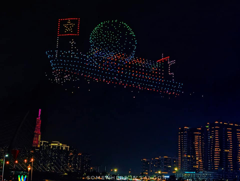 Ngắm nhìn lá cờ đỏ sao vàng tung bay trên bầu trời được tạo từ fly cam khiến nhiều người xúc động và trầm trồ.