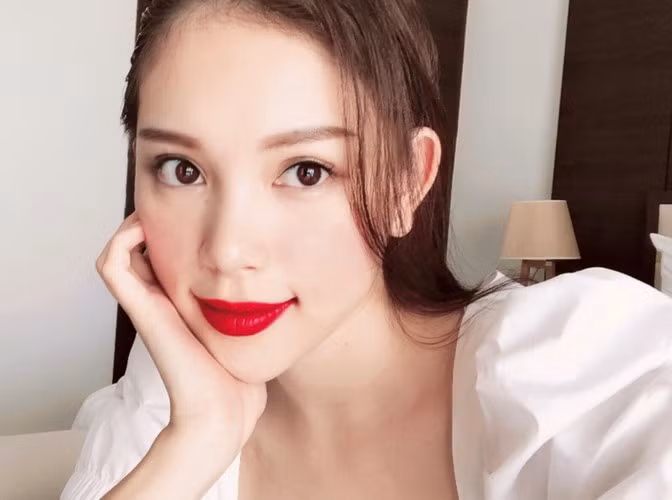 Mới đây, người yêu Phillip Nguyễn - Linh Rin tiết lộ lý do "phải lòng" em chồng Hà Tăng khi đăng tấm ảnh chụp bạn trai từ phía sau lên story Instagram.