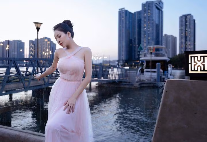 Cô cũng thường check-in ở những địa điểm du lịch nổi tiếng, dùng đồ hiệu..