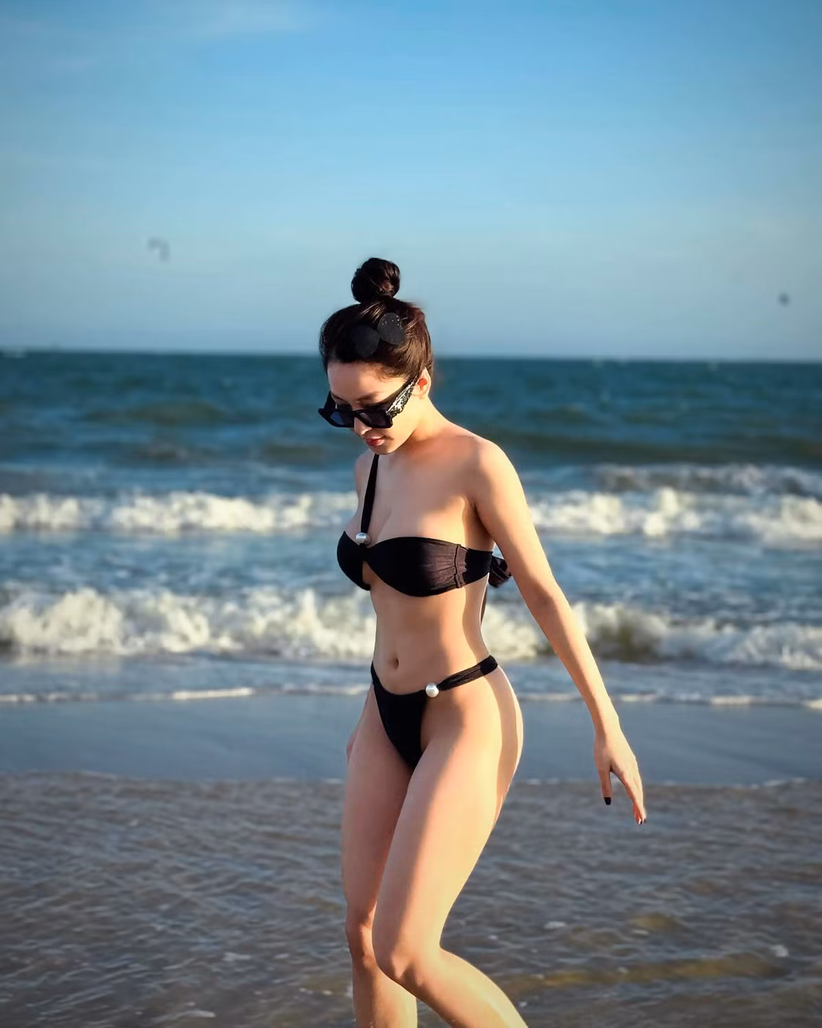 Với lợi thế ngoại hình, cô nàng không ngại diện bikini khoe trọn đường cong cơ thể.