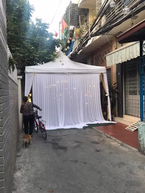 Mới đây, trên mạng xã hội xuất hiện một bài viết tỏ rõ vẻ bức xúc về việc một gia đình ngang nhiên dựng rạp đám cưới chiếm hết phần đường ngõ, không cho ai đi lại thu hút sự chú ý của cộng đồng mạng.