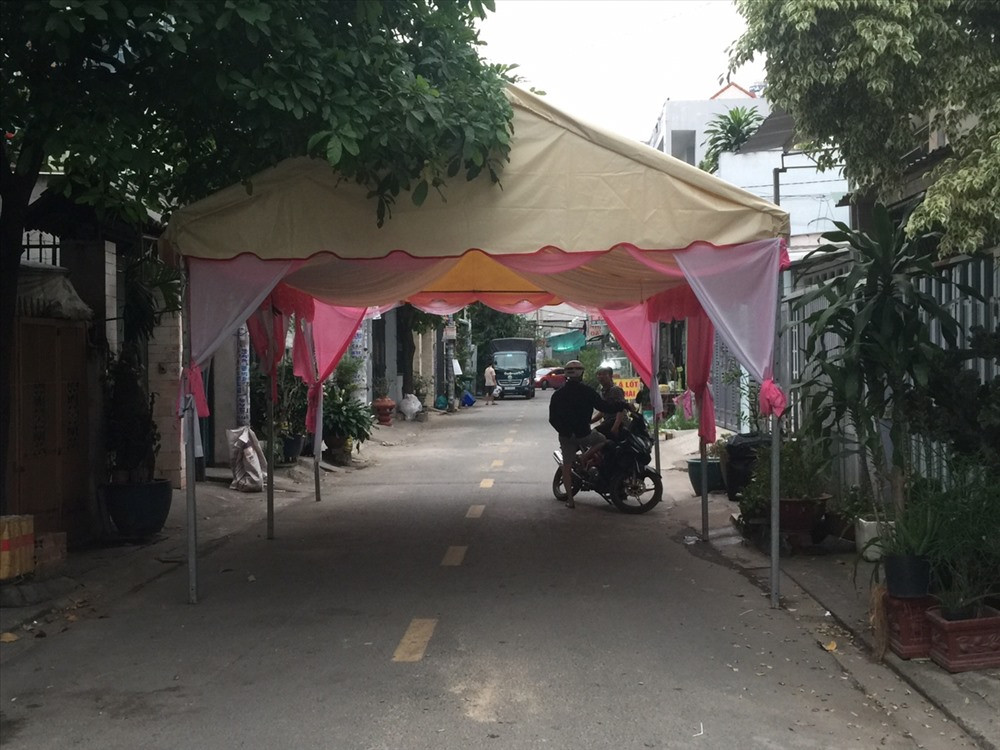 Thực tế, đã có rất nhiều vụ việc ngang nhiên dựng rạp ngoài đường gây cản trở giao thông trước đó. Đặc biệt, hành động này còn gây nguy hiểm cho chính gia đình và khách tới dự đám cưới.