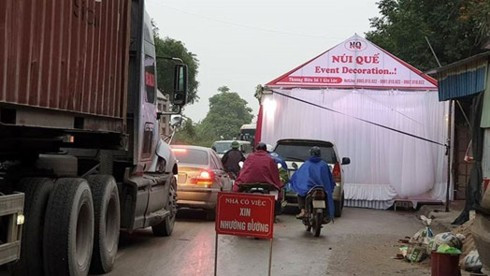 Dựng rạp trong phố, trong ngõ còn đỡ, đằng này có nhiều gia đình dựng rạp trên đường quốc lộ, nơi có rất nhiều xe tải, container đi qua với vận tốc nhanh cực kỳ nguy hiểm. Kèm theo đó là một tấm biển nhỏ xíu như: "Nhà có việc, xin nhường đường" không hề có tí thiện chí nào.