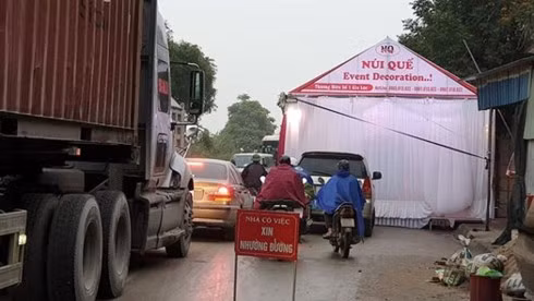 Dựng rạp trong phố, trong ngõ còn đỡ, đằng này có nhiều gia đình dựng rạp trên đường quốc lộ, nơi có rất nhiều xe tải, container đi qua với vận tốc nhanh cực kỳ nguy hiểm. Kèm theo đó là một tấm biển nhỏ xíu như: "Nhà có việc, xin nhường đường" không hề có tí thiện chí nào.