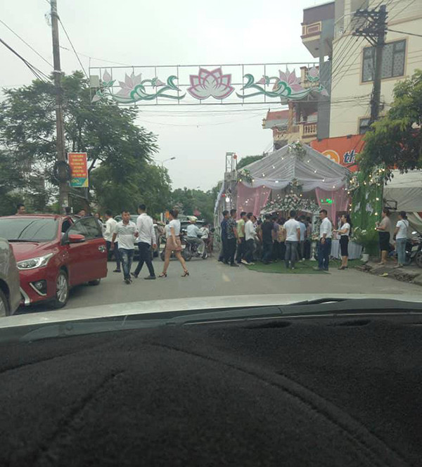 Trong lúc đám cưới, khách đến dự còn đứng nhốn nháo, đùa cợt ngay dưới lòng đường cực kỳ vô ý thức. Hành động này nhiều lần đã bị lên án nhưng vẫn không có biện pháp xử lý. Facebooker P.A.T.N bình luận: "Đường xây ra để các phương tiện tham gia giap thông chứ không phải để dựng rạp. Vô ý thức kinh khủng, nói dân trí thấp lại tự ái chứ như vậy làm phiền người khác, đến lúc có điều gì không hay thì chỉ lại kêu tại số".