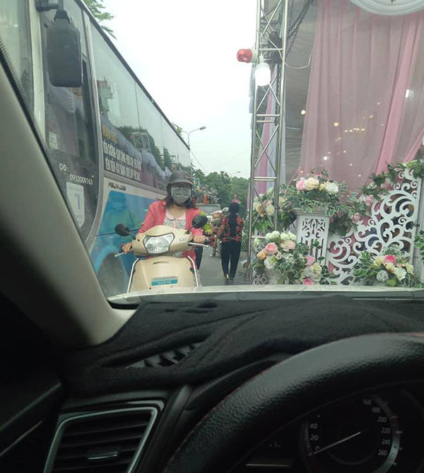 Đồng quan điểm, G.T cũng bày tỏ sự bức xúc: "Ngõ nhà mình cũng có trường hợp dựng rạp như này như đều sang xin phép tất cả mọi người trong xóm, vui vẻ thì dựng không thì cũng chẳng dám. Hơn nữa vẫn phải bớt một lối đi nhỏ để người dân đi lại chứ không thể vô ý đến mực độ chặn đường của người khác vậy được".