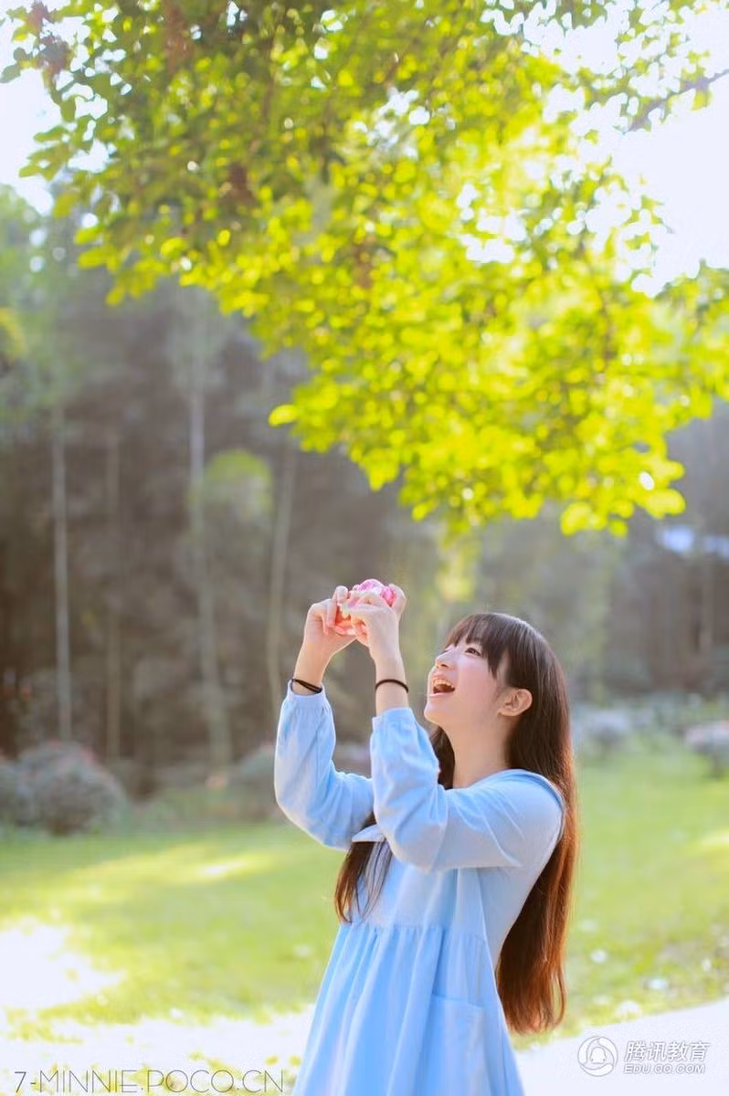 Hướng Vân Khiết, năm nay 18 tuổi, đang là sinh viên khoa Ngoại ngữ, trường đại học Trùng Khánh, Trung Quốc.