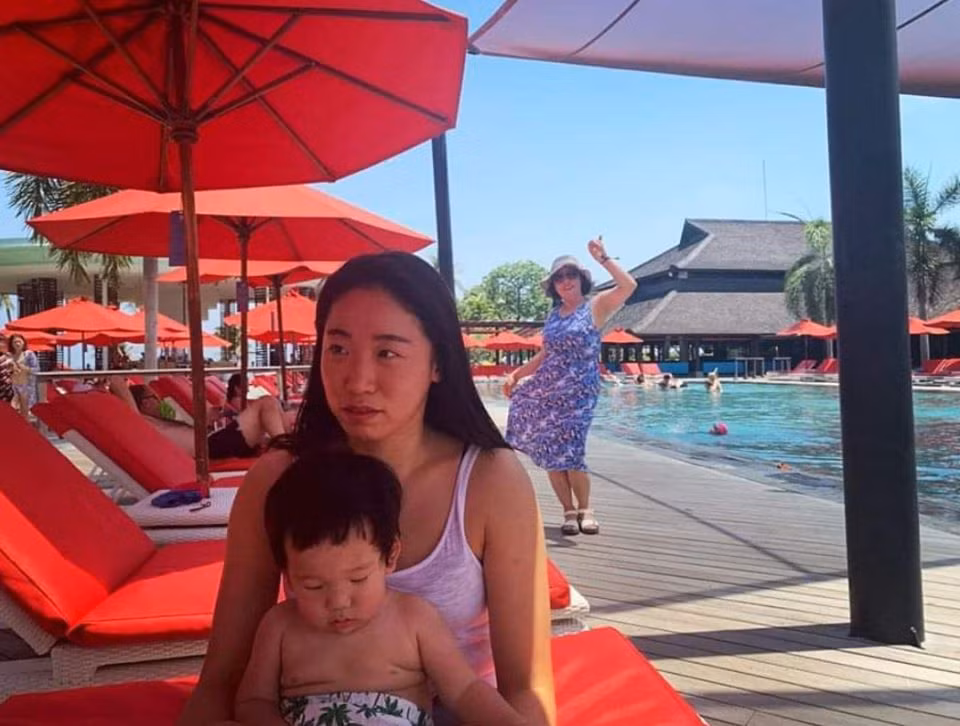 Không còn nghi ngờ, Nicolas chính là "cậu bé đáng thương nhất thế giới" khi phải chịu đưng tính "lầy" của mẹ rồi đến bà.