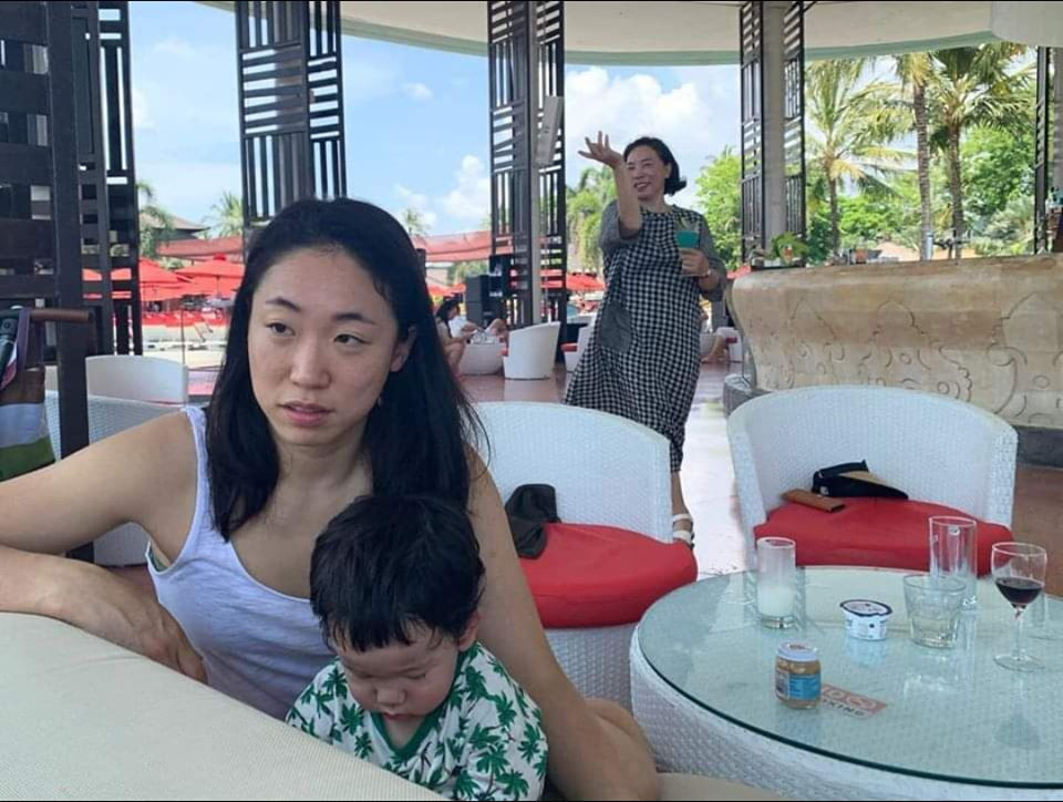 Không chỉ vui đùa, người bà của Nicolas còn có những hành động hơi "lố" so với tuổi, chiếm hết spotlight của cháu trai "trầm tính" suốt từ bộ ảnh đầu tiên.